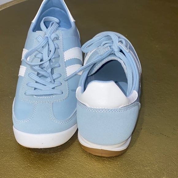 Steve Madden -‎ Madden Girl - Light Blue Sneakers with White Stripes Size 8 - Picture 3 of 5